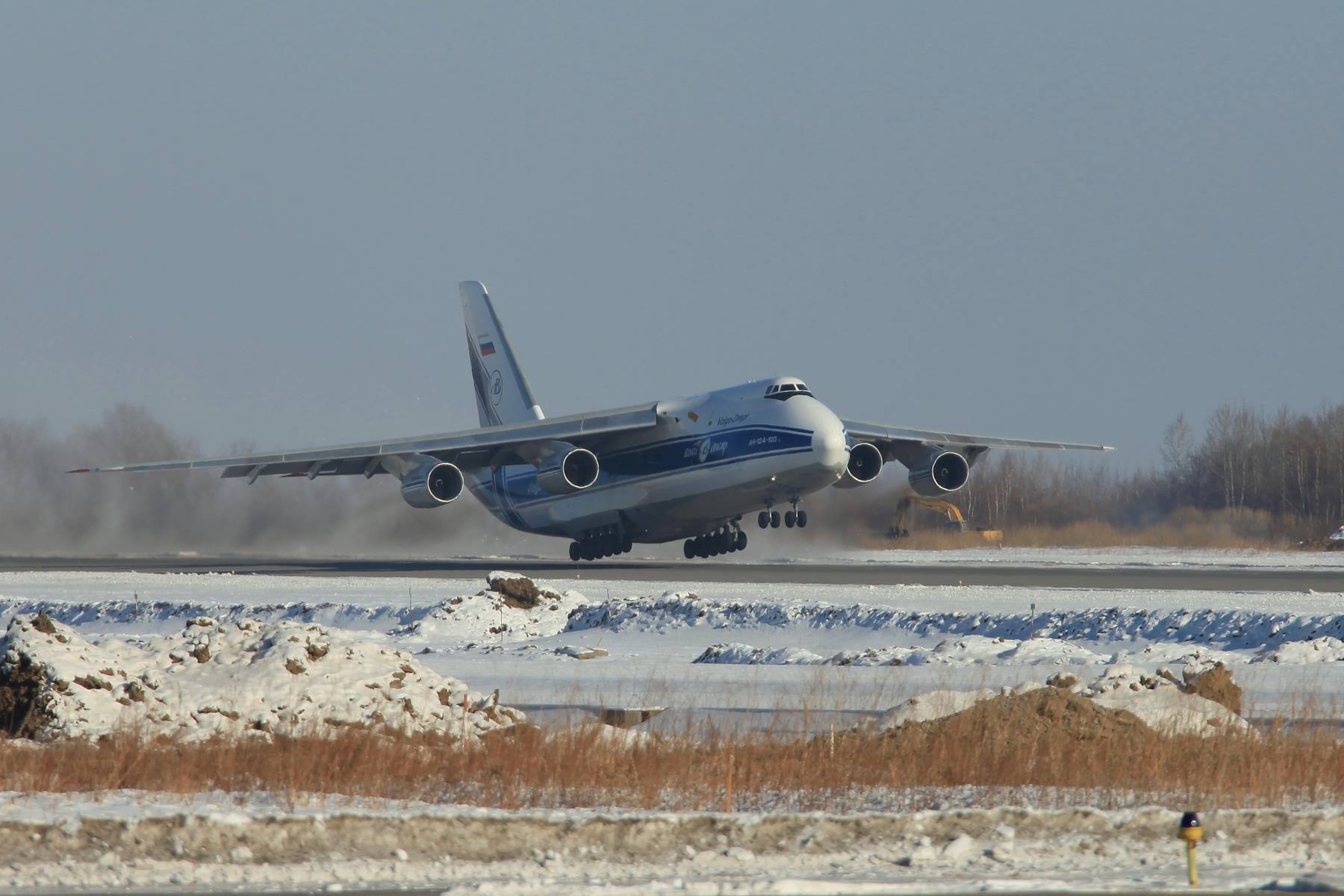 Стратегический военно-транспортный самолет Ан-124 